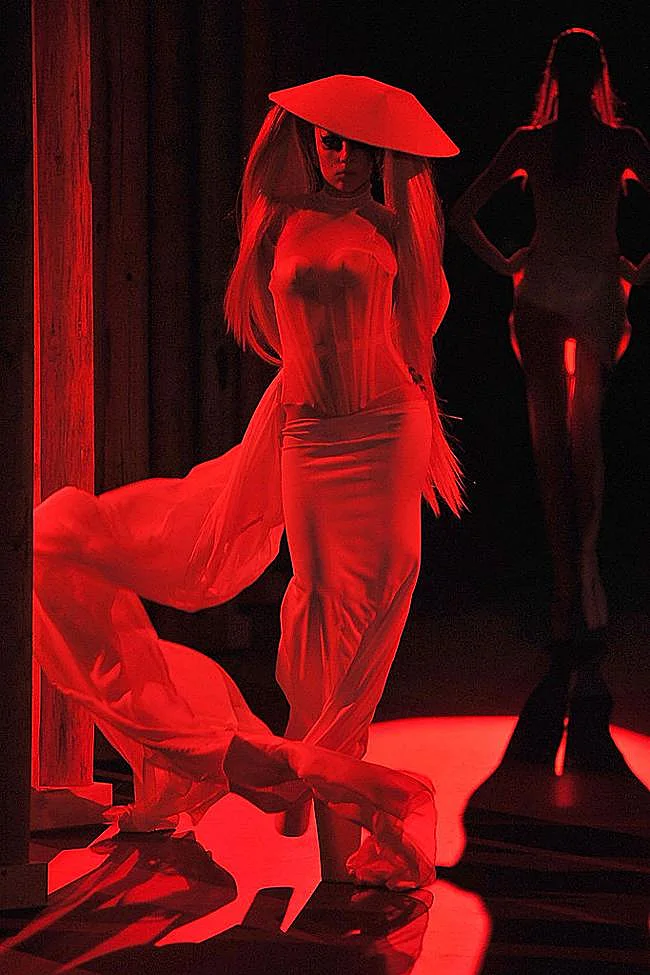 Lady Gaga en el desfile de Mugler en la Semana de la Moda de París en 2011.