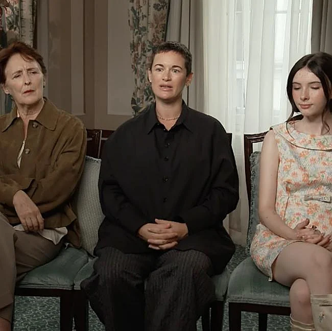 Georgia Oakley en un momento del junket de Sentido y sensibilidad, junto a Fiona Shaw (izqda.) y Bodhi Rae Breathnach.