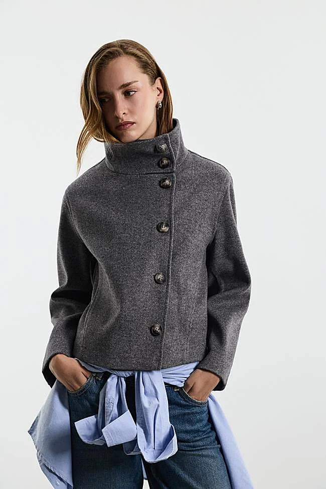 Abrigo con cuello chimenea en color gris de Lefties.