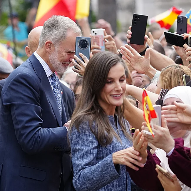 Los reyes de España saludan a los ceutíes.