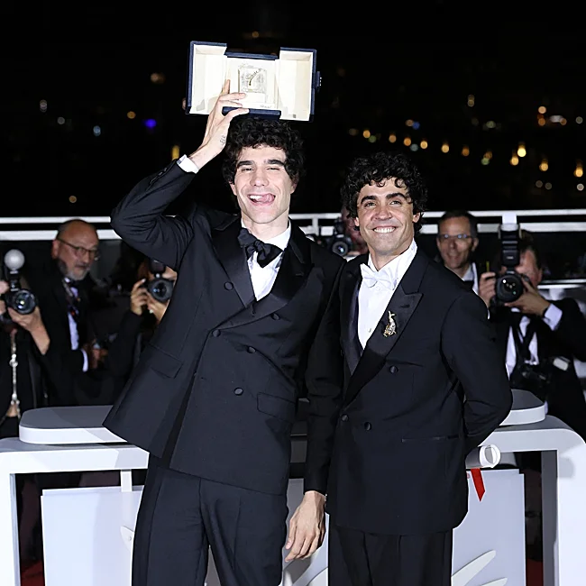 Los Javis, con su premio en Cannes.