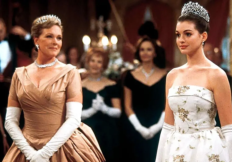 Andrews y Hathaway tenían 65 y 17 años cuando se estrenó la película original.
