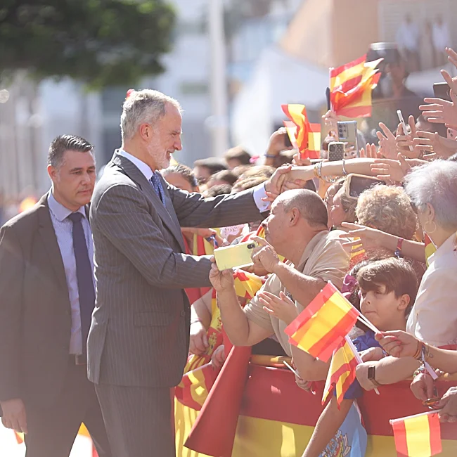 Felipe VI receives the affection of the inhabitants of Melilla.
