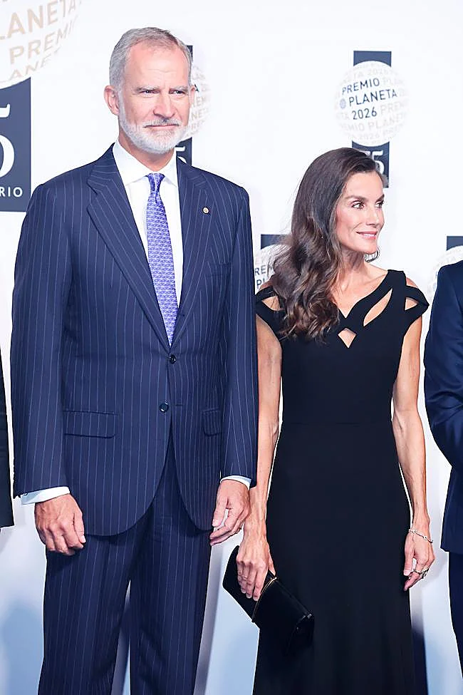 La reina Letizia junto al rey Felipe en los Premios Planeta 2026 con vestido negro de Sybilla.
