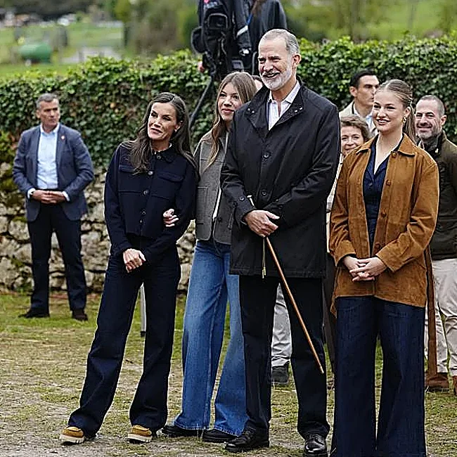 Los reyes de España y sus hijas, visitando Valdesoto en 2025.