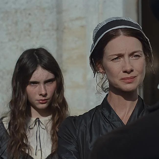 Bodhi Rae Breatnach como Margaret Dashwood y Caitriona Balfe como la señora Dashwood en una imagen de Sentido y Sensibilidad.