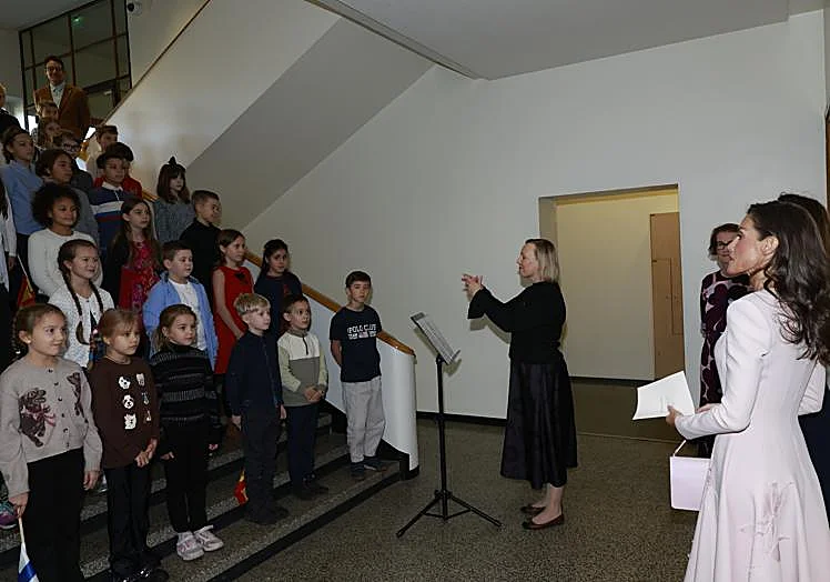 La reina Letizia asiste a la interpretación del coro de Que canten los niños.