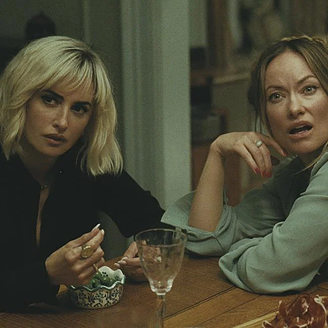 Penélope Cruz y Olivia Wilde en una imagen de La invitación.