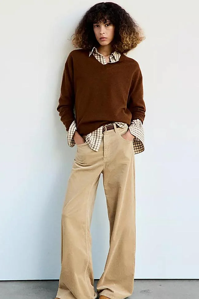 Pantalón camel de pana de Mango, 39,99 euros.