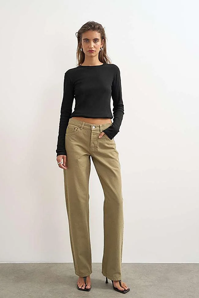 Pantalón camel de tiro bajo de Topshop, 59,99 euros.