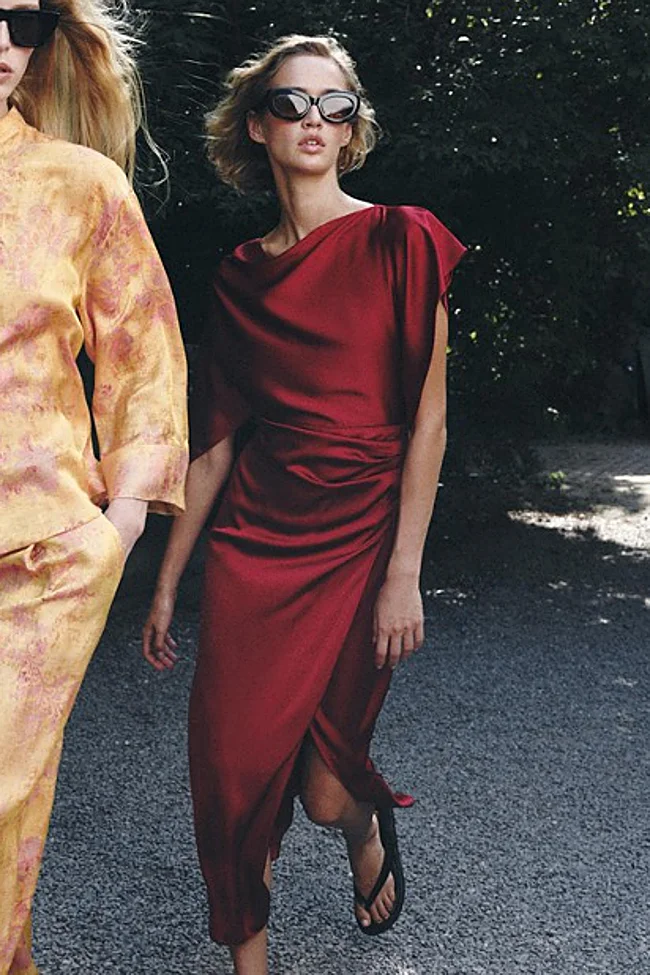 Vestido burdeos de Zara (39,99 euros)