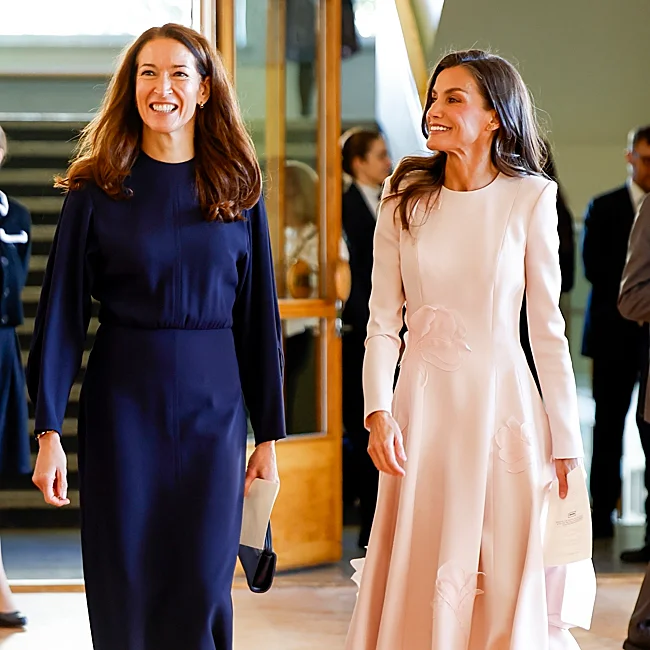 La reina Letizia y Suzanne Innes-Stubb durante su visita a una escuela.