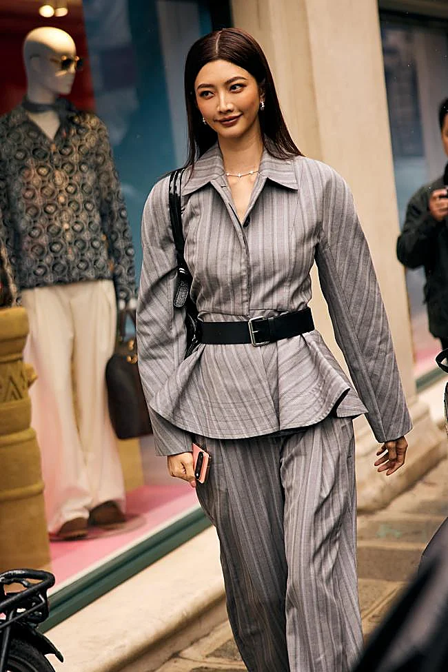 Un look con cinturón de cuero ancho.