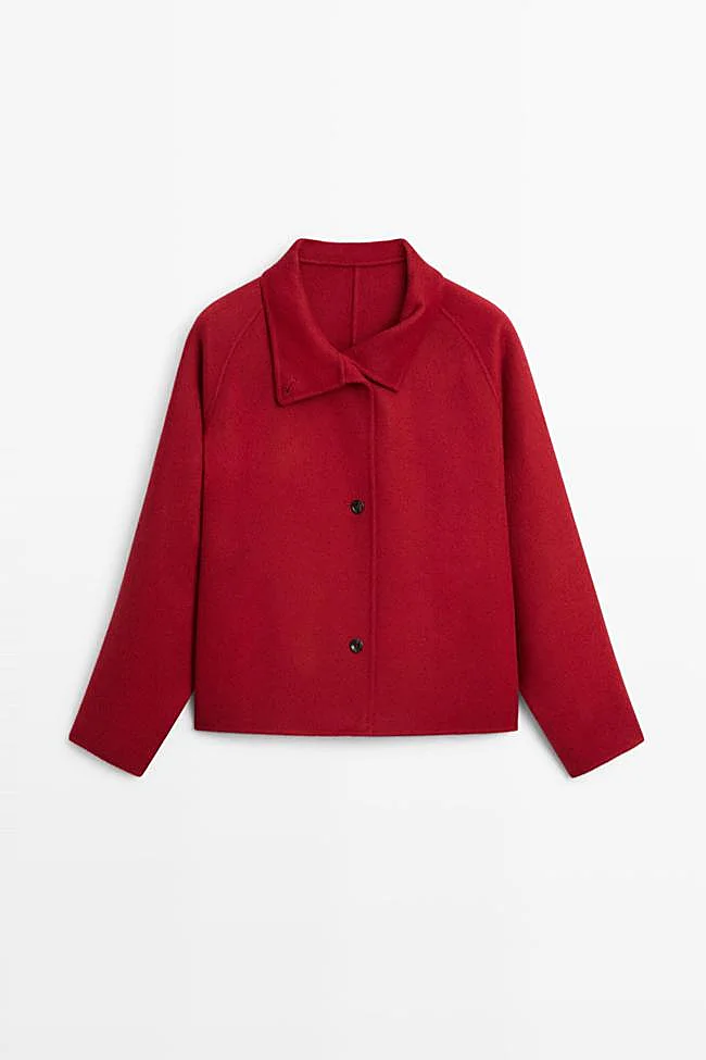 Chaqueta corta con cuello subido en rojo de Massimo Dutti.